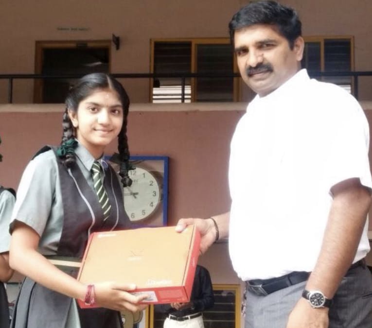 uploads/Olympiad-functions-and-Organization/Winner Student With Prize.jpg